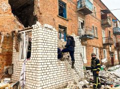 Обстріл Куп’янська: Рятувальники дістали тіло загиблої жінки з-під завалів будинку