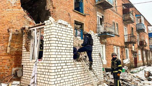 Обстрел Купянска: Спасатели достали тело погибшей женщины из-под завалов дома