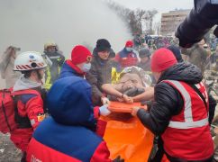 В Харькове из-под завалов дома вытащили живого мужчину