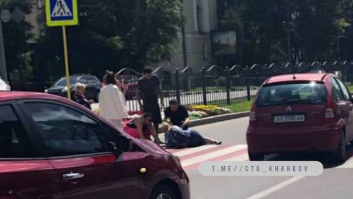 В центре Харькова на переходе сбили женщину: Кадры с места