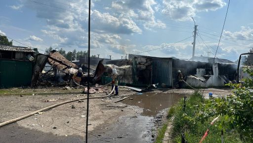 В результате обстрела Волчанска горел местный рынок: Кадры с места