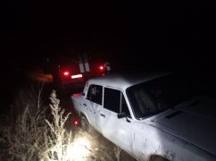 На Харківщині рятувальники дістали з багнюки авто з малою дитиною