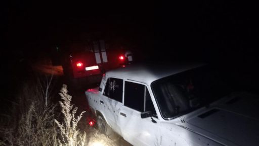 На Харківщині рятувальники дістали з багнюки авто з малою дитиною
