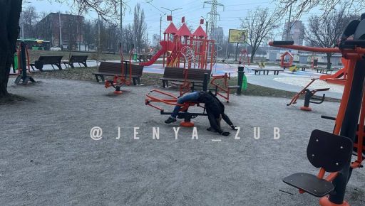 В Харькове на спортплощадке обнаружили труп неизвестной женщины