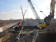 Оккупанты обстреливают дорожников, ремонтирующих разрушенные мосты в Харьковской области