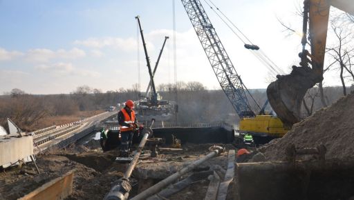 Окупанти обстрілюють дорожників, що ремонтують зруйновані мости на Харківщині