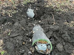 Після ракетної атаки в одному з парків Харкова знайшли нерозірваний снаряд (ФОТОФАКТ)