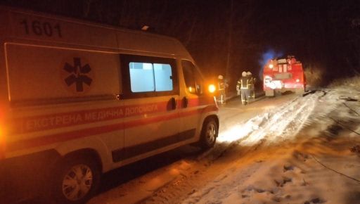 В Харьковской области из-за гололедицы на дороге застряла "скорая" с больным