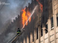 У Харкові пожежа на підприємстві після ракетного удару триває вже 18 годин: Що відомо на цей час