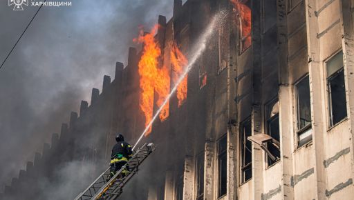 У Харкові пожежа на підприємстві після ракетного удару триває вже 18 годин: Що відомо на цей час