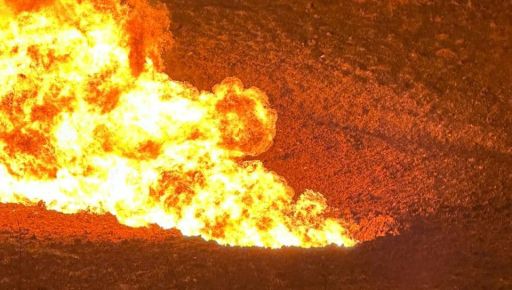 У Харкові внаслідок ракетного удару горить газопровід: Кадри з місця