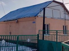 Волонтери допомагають консервувати пошкоджені обстрілами будинки в прикордонній ОТГ на Харківщині