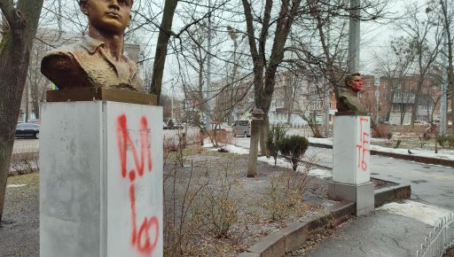 В Харькове неизвестные разбили аллею молодогвардейцев, которую несколько лет не решалась демонтировать власть
