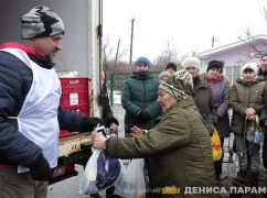 Фонд Дениса Парамонова передав допомогу 350 жителям деокупованого села на Харківщині