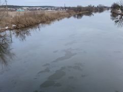 Екологічна катастрофа в Харківській області: На річці Уди зафіксували велику нафтову пляму (ФОТОФАКТ)