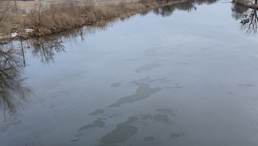 Екологічна катастрофа в Харківській області: На річці Уди зафіксували велику нафтову пляму (ФОТОФАКТ)