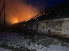 На Харківщині внаслідок обстрілу палає ферма, у якій знаходиться більше 70 тварин: Кадри з місця