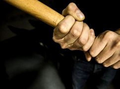 Відбив селезінку та поламав ребра: у Харкові дідусь жорстоко побив сусіда палицею
