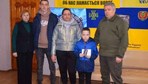 В Харьковской области награду погибшего защитника получил его маленький сын
