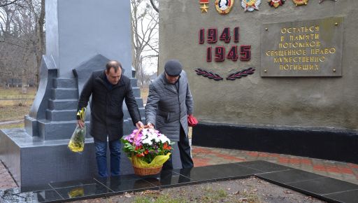 Окупанти знищили авіабомбою радянський монумент із орденами Леніна та гербом СРСР у Харківській області (ФОТОФАКТ)