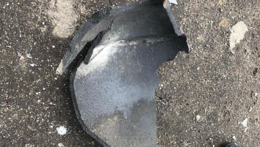 На Харківщині одна з бомб, які росіяни скинули на "Укрпошту", не вибухнула: Фото з місця