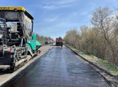Дорожники показали, как залатали ямы на главной трассе в Харьковской области