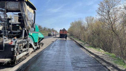 Дорожники показали, як залатали ями на головній трасі в Харківській області