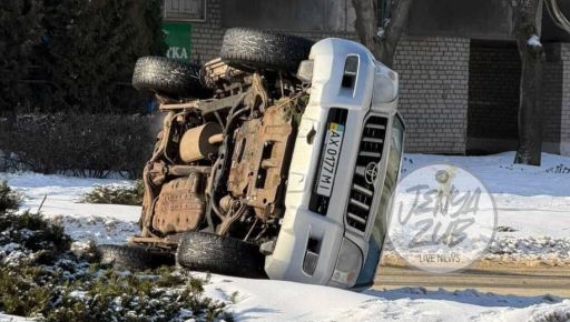 В Харькове перевернулся джип: кадры из соцсетей