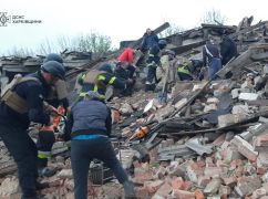 На Харківщині показали зруйновану ферму, під завалами якої опинився чоловік