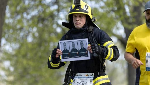 Спасатель из Полтавы пробежал 21 км марафона в память о погибших коллегах из Харькова