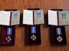 На Харківщині рідним загиблих героїв вручили посмертні нагороди