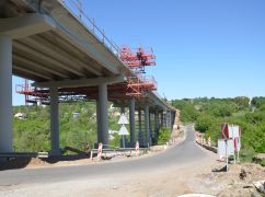 В Харьковской области ремонтируют мост, который подорвали, чтобы остановить российское наступление