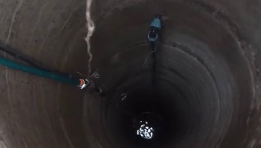 На Харківщині врятували кішку, яка провалилася у 10-метровий колодязь