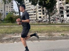 Суперчелендж: Харківський журналіст пробіг 50 км понівеченим містом, щоб зібрати гроші на ЗСУ