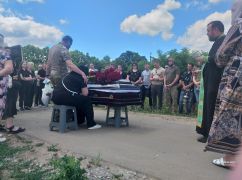 У Люботині попрощалися з героєм, який загинув на Донецькому напрямку