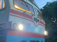 В Харьковской области пенсионерка попала под поезд: она в больнице
