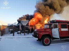 В Харьковской области загорелся деревянный дом с баней: Кадры с места