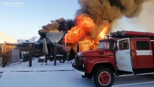 На Харківщині спалахнув дерев’яний будинок із лазнею: Кадри з місця