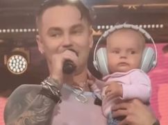 Певец с Харьковщины спел на концерте колыбельную для 4-месячной девочки