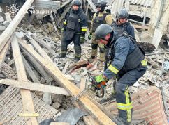 В Харьковской области оккупанты разбомбили жилой дом, из-под завалов достали тело