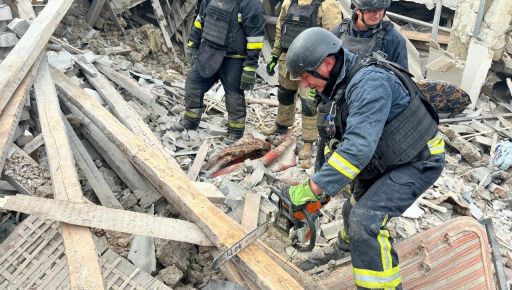 В Харьковской области оккупанты разбомбили жилой дом, из-под завалов достали тело