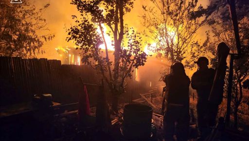 Внаслідок обстрілу дронами сталася пожежа в Куп'янську: Кадри з місця