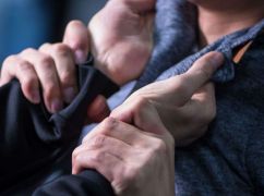 Чоловік 20 хвилин гамселив перехожого у Харкові: суд виніс вирок