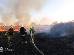 Обстріл Харкова спричинив пожежу площею 2 га: Кадри з місця