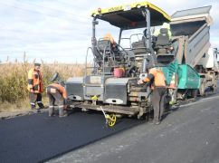 Евакуація та військова логістика: На Харківщині триває ремонт дороги в напрямку Борової