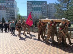 В Сумах похоронили военного, который погиб на Харьковщине