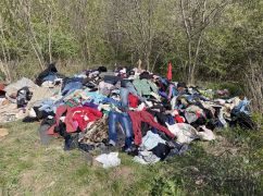 Стихійний секонд-хенд: На Харківщині вживаний одяг перетворив яр на смітник