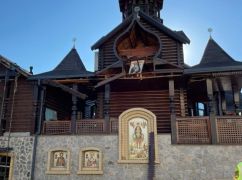 Поврежденный фасад и разбитые иконы: последствия удара по храму в Харькове показали на фото