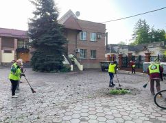 Коммунальщики убирают стекло на месте российского "прилета" в Харькове