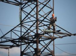 Харьковоблэнерго вернуло свет для более тысячи обстрелянных домов на Дергачевщине